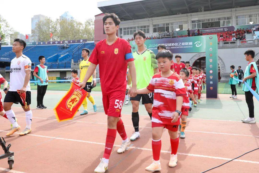 摩斯球员在比赛中冷静把握机会，率队击败对手的简单介绍