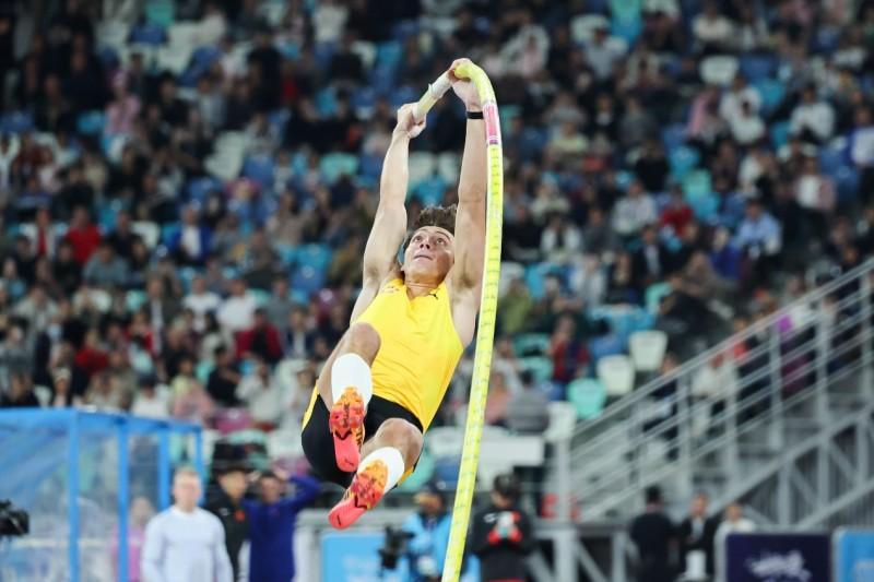 包含北欧运动员在撑杆跳项目中刷新纪录，全场震撼的词条