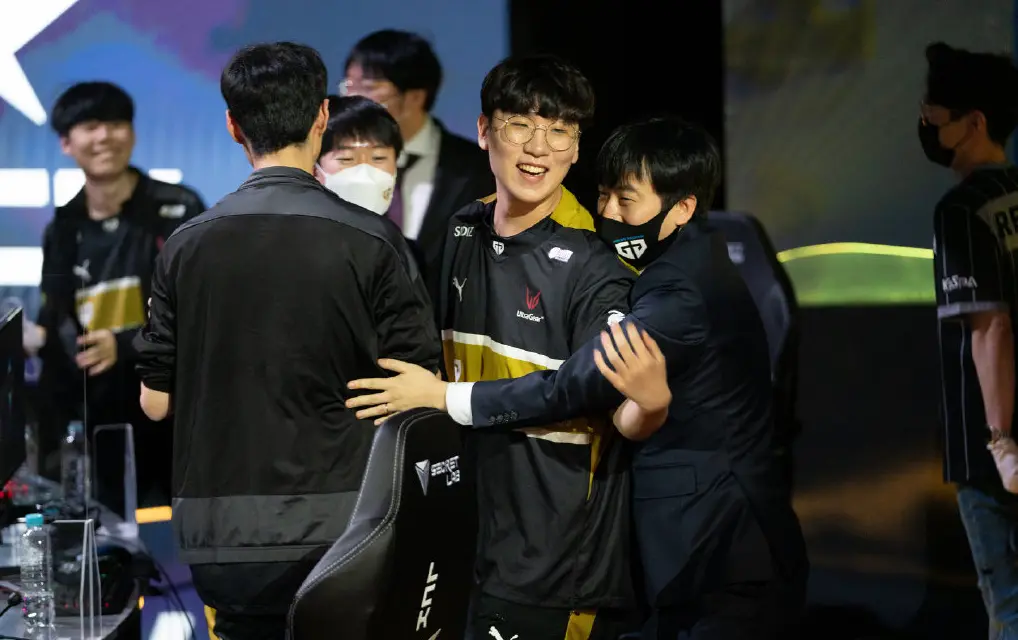 包含MAD碾压FLY，Chovy操刀奇招英雄翻盘焦点之战四强赛，让粉丝疯狂欢呼的词条