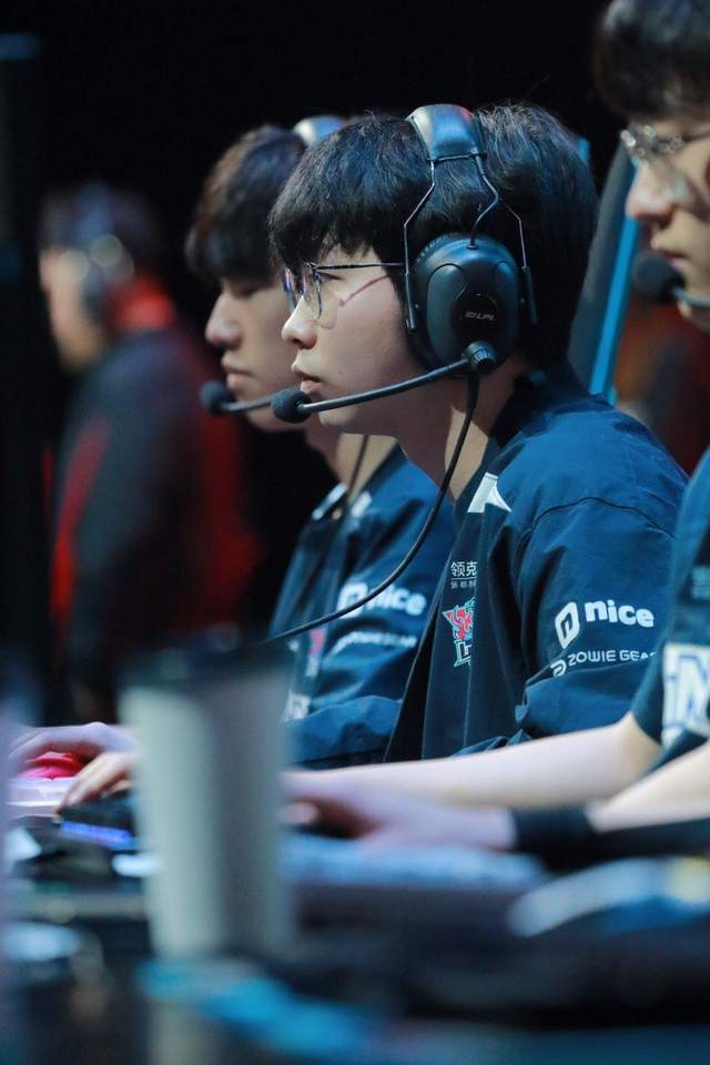 FLY绝杀KT,JackeyLove团战一打五激烈交锋半决赛,引爆全场热议 FLY绝杀KT,JackeyLove团战一打五激烈交锋半决赛,引爆全场热议